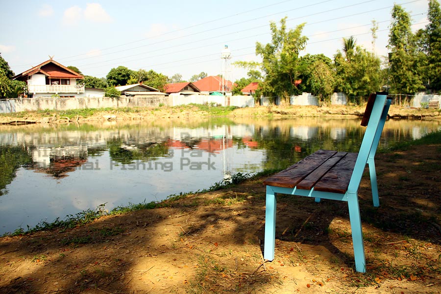 


บรรยากาศของบ่อใหญ่ ในวันเงียบสงบครับ

ทางบ่อก็ได้จัดหาเก้าอี้ไว้สำหรับนั่งพักเหยื่อ ในวันสบา