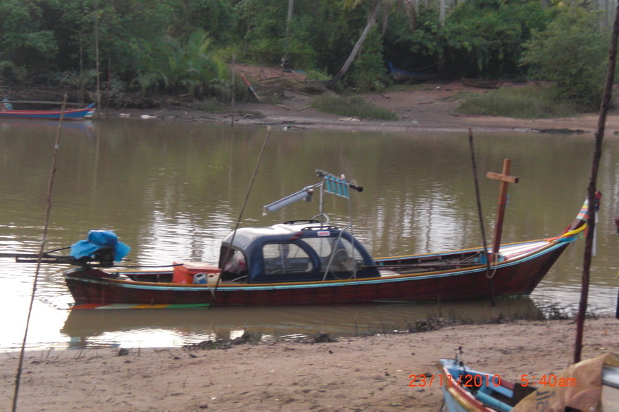 ส่งท้ายด้วยภาพนี้แล้วกันครับ เรือไตเล็กหลังหมู่บ้านเพ็ญทิพย์สตูล 