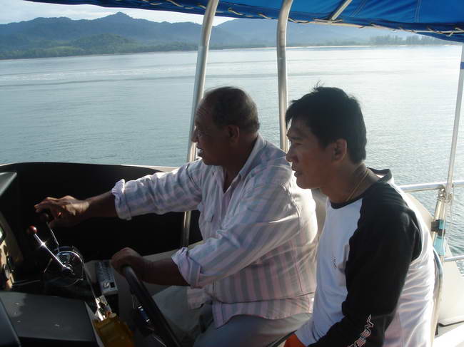 นัยฮ้วไจ่ไจ๊      ลุง เขาแซงเราไปแล้วนะ จะทำไรก็รีบๆ ทำ จิ๊กโก๋บ่นแล้ว
กะปิตัน        จายย... เย็น 