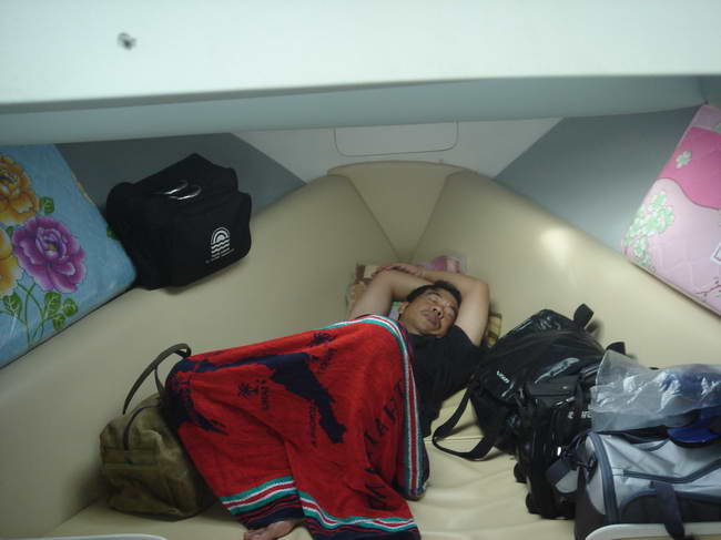  :laughing: :laughing: :laughing:

วันที่เพ่ดอน ต้องนอนเดียวดายย..... ไร้ซึ่งพริ้ตตี้ข้างกาย 

 