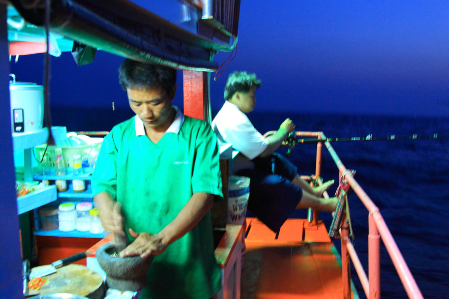 เด็กเรือ ชื่อพร ขยันมักๆ กำลังทำกับข้าว :cheer: :cheer: