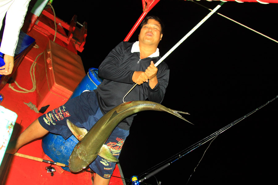 ปลาตัวเล็กหรือว่าคนตัวใหญ่ 
ถ่ายออกมาแล้วงง..... :laughing: :laughing: :laughing: