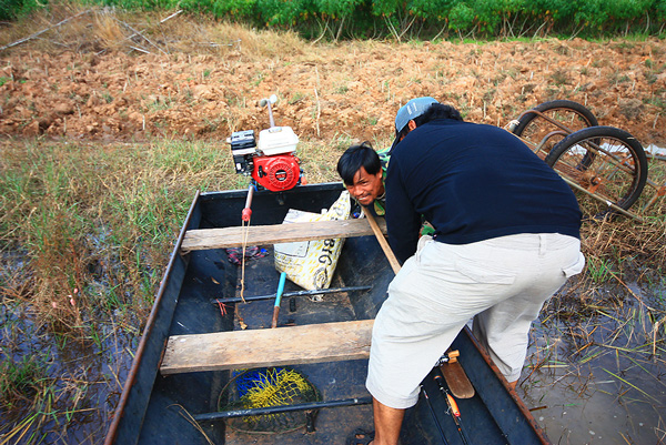 เติมน้ำมันแล้ว ก็ช่วยกันเข็นเรือ ก่อนคร้าบบ แบบว่าเรือ มันหนัก    :laughing: :laughing: :laughing: