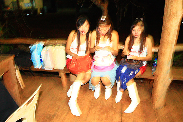 มีน้องๆ มาให้กำลังใจด้วย  มือสั่นไปหน่อย   :laughing: :laughing: :laughing: