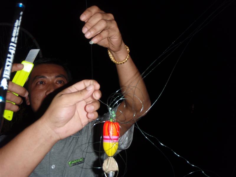  ตัดสายเอ็นนะเฟ้ย..อย่ามาตัดข้อมือตรู...แหมก็ข้อมือมันสวยอ่ะน้าป้อม...555... :laughing:

[q][i]อ้า