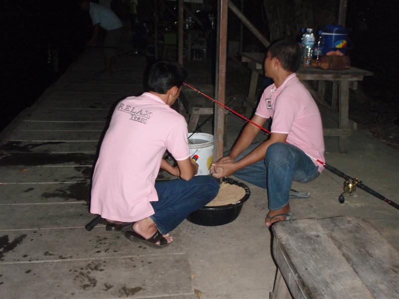 ผมเห็นปลามันขึ้นอยู่ฝั่ง A นะ..ผมว่าเราแอบไปตีฝั่ง A กันดีกว่า... :laughing: