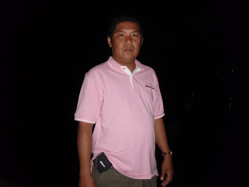 นี่ๆตาอู๊ด..ทีหลังตั้งชื่องานให้มันเป็นมงคลหน่อยนะ..รวมพลคนชอบเหงา...นั่งเหงากันเป็นแถบเลย... :mad: 