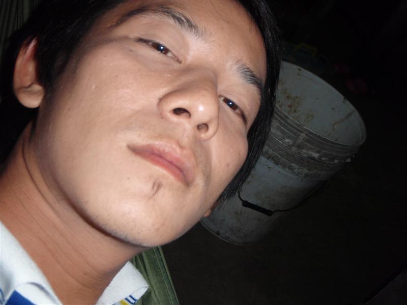 คนบ้าอะไรไม่รู้...ไม่มีอะไรทำเอากล้องมาถ่ายหน้าตัวเอง... :tongue: