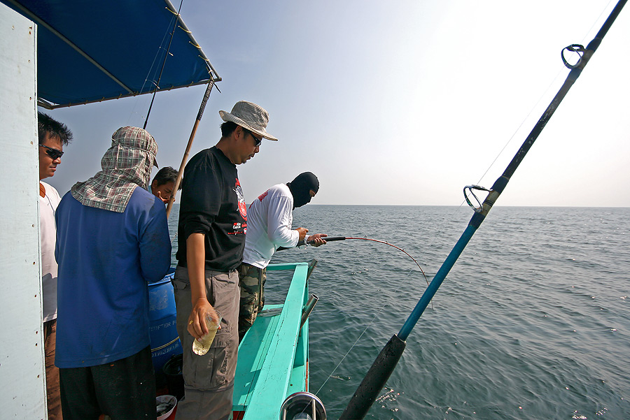 
 [b]  เสียงเอะอะ  อะไรที่ท้ายเรือ

  ต้องรีบไปมุง  ซะหน่อยแล้ว[/b]


 :laughing: