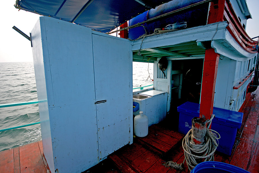 
 [b]  ให้ดู  ความสะดวก  ที่ท้ายเรือกันซักนิด

  ห้องส่งแฟ๊ก (ปลดทุกข์)     ซิ้งล้างจาน  ล้างมือ 