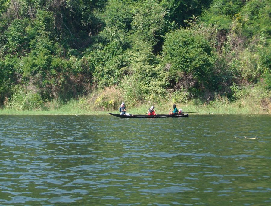 ลำแชะ  มีตกกุ้งบนเรือด้วยเหรอครับ   (ผมเห็นที่แม่น้ำบางประกงตกกัน)

...! อ้าว,,,,  เจ้สา พี่บังนี 