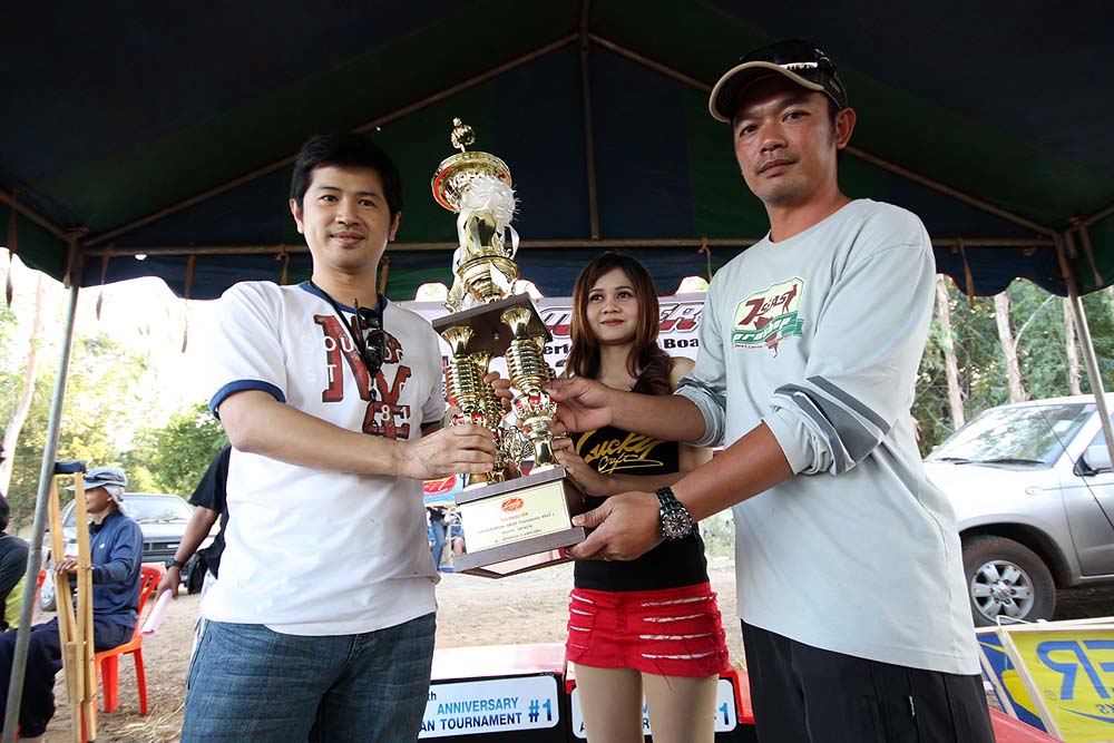 ถ้วยรางวัลใบสุดท้ายคุณน้องเป็นผู้มอบขอรับ

 :kiss: