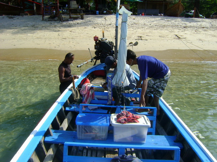 ราวบ่ายสี่โมง เรือ หางยาว ขนาด 21 กง ของน้าเบนซ์ ก็ ส่งแขกฝรั่งดำน้ำเสร็จ 
ก็วิ่งเข้ามารับพวกเรา ที