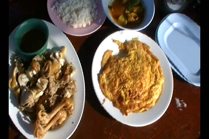 อาหารมาเเล้วพักทานข้าวกันก่อนครับ 