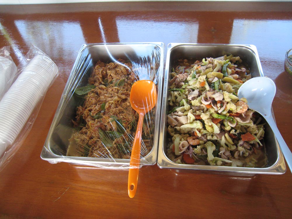 

มาพักทานอาหารกันก่อนดีกว่านะครับ....เมนูวันนี้ครับ

1....ยำไก่มะม่วงกับน้ำพริกเผา

2...ผัดผั
