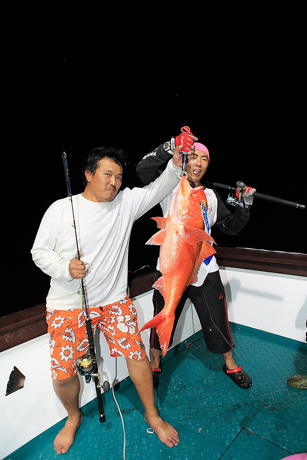 หลังเรือ หันไป ตาโอ 2009 ซัดขึ้นมาอีกด