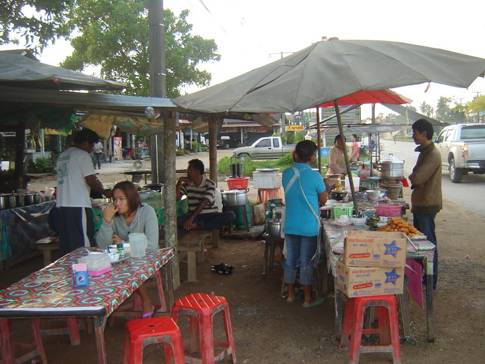  เริ่มต้นทริปกันกันที่ร้านข้าวต้มจ้าวประจำกันก่อนเติมเชื้อเพลงคนให้เต็ม ด้วยข้าวต้ม หลังจากเหนื่อยกั