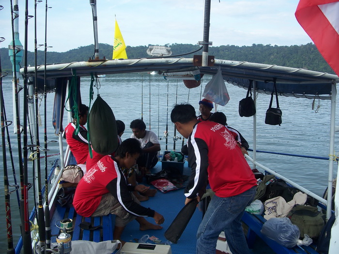  นั่งรอเรือออกครับ เกยตื้นอยู่นาน น้ำแห้งมากๆ :flag: :flag: :flag: