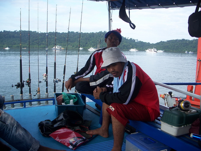 นั่งรอเรือออกครับ เกยตื้นอยู่นาน น้ำแห้งมากๆ