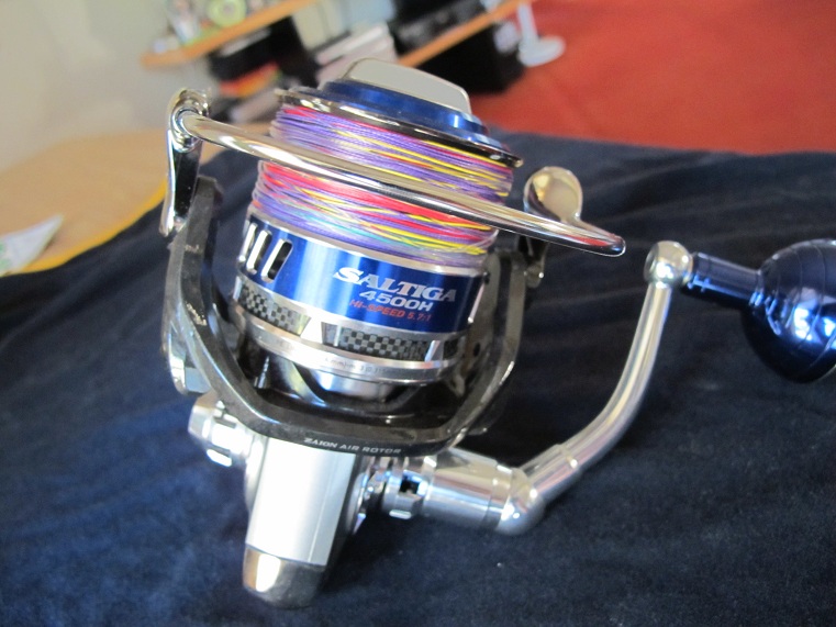 เด๋วจะหาว่าผมตก เทรน  

 Daiwa Saltiga 4500H   ปี 2011

ตัวนี้ได้มาพร้อมคันPop  Carpenter   ตอนน