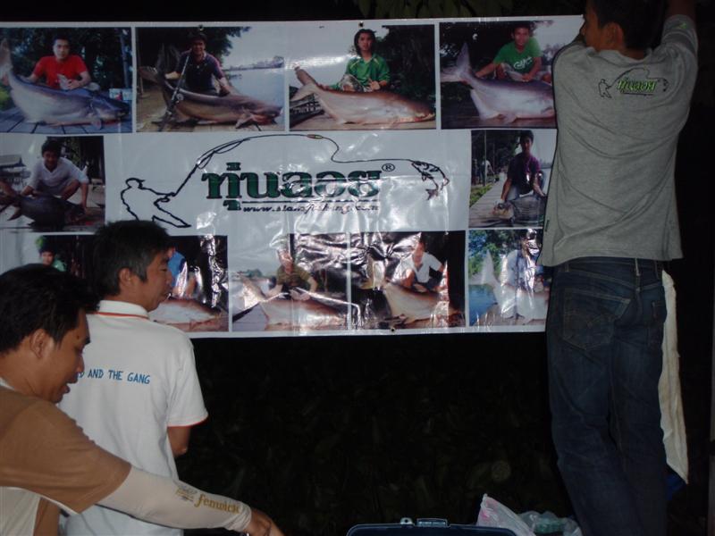 น้าตี๋ไปทำอะไรที่ป้ายของ น้าป้อมน่ะ... :spineyes:

ดีครับน้าป้อมกะน้าตี๋... :cheer: