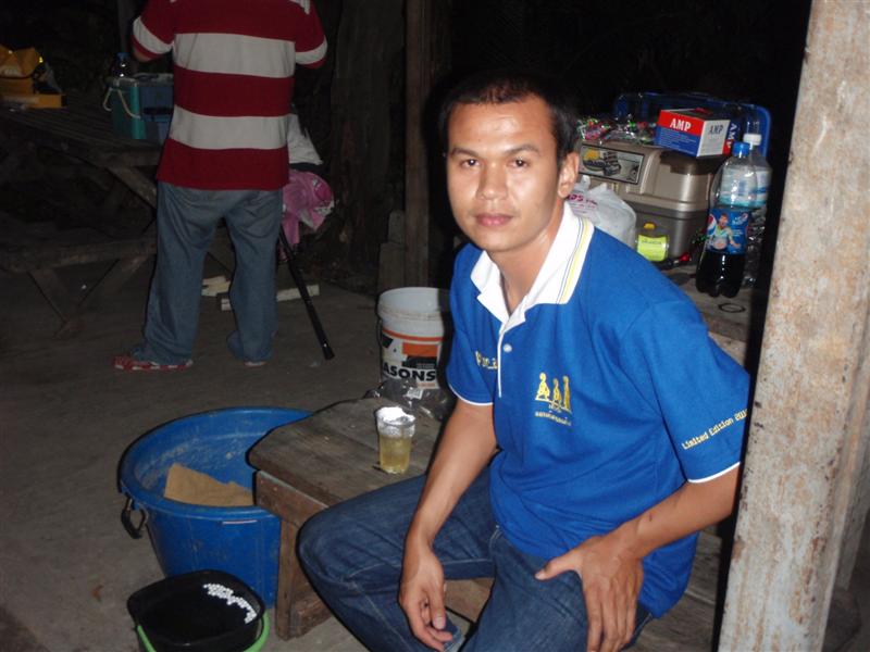 น้องอ้นเด็กวัด...มาเฝ้าของรางวัลกันโดนจิ๊ก...ยังไม่โดนซักตัวเหรอน้อง... :cheer: