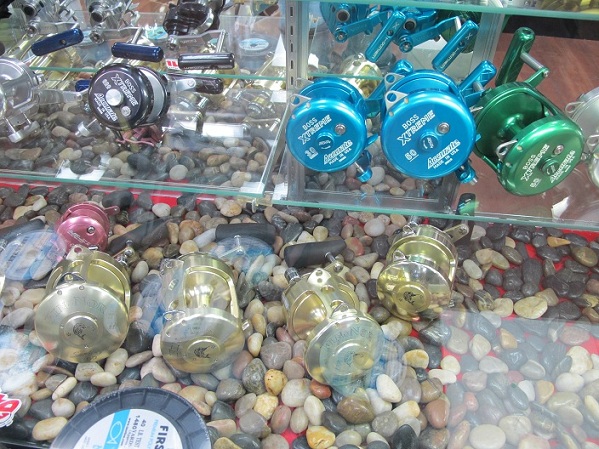 Accurate สีดำ   สี Ice Blue  เเล้วก็ green คับ   :love: :love: :love: