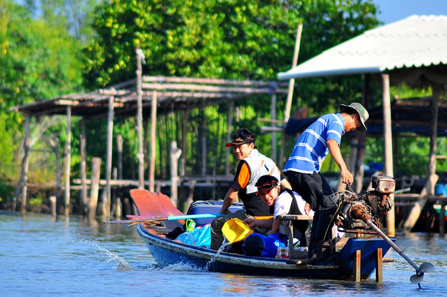 ขับเรือเข้ามาในคลองไม่นาน  ก็งานเข้าเรือลำของคุณ ต้นเล็กครับ นั้นก็คือ น้ำมันหมดครับ

งานเข้าครับ 
