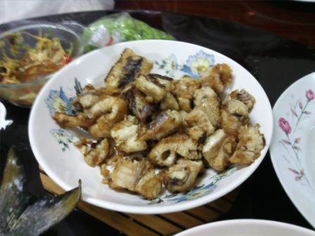 ต้มน้ำให้เดือด หักใบมะกรูดลงไปหน่อ