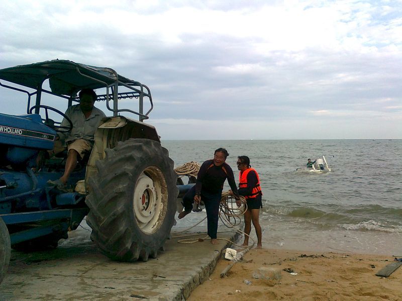 เช้าอีกวันผมจึงไปดู กำลังใช้รถไถลากเรือขึ้นมาเกยหาด