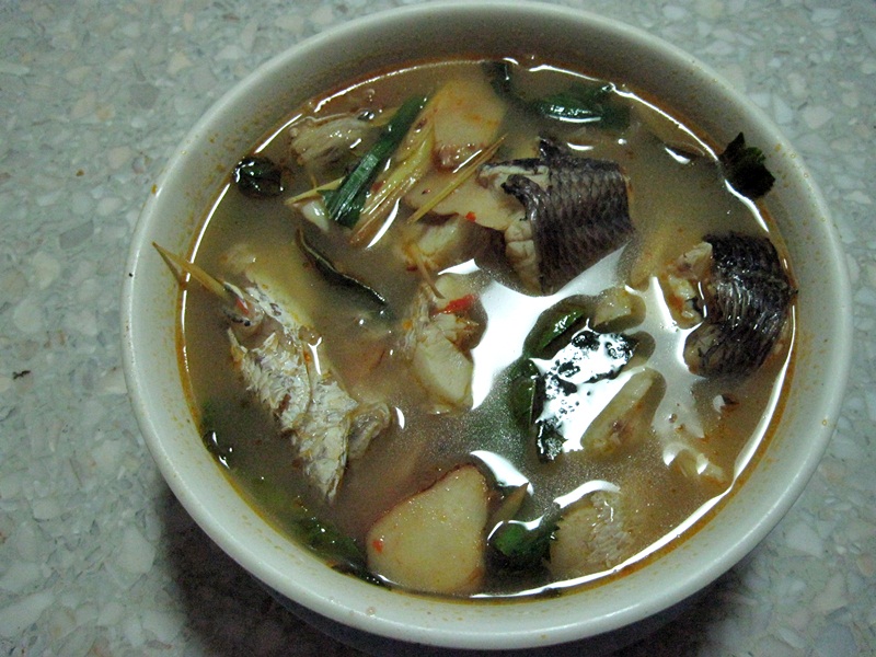 ส่วนชามนี้ก็ต้มยำปลาช่อนน้ำรสเด็ดครับ   :umh: