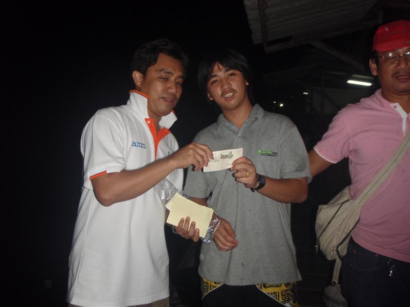 น้องนนท์แห่งทุ่นลอยทีมครับ...ยินดีด้วยนะครับ..รับบัตรตกปลาที่เงาน้ำ 1 ใบครับ... :cheer: