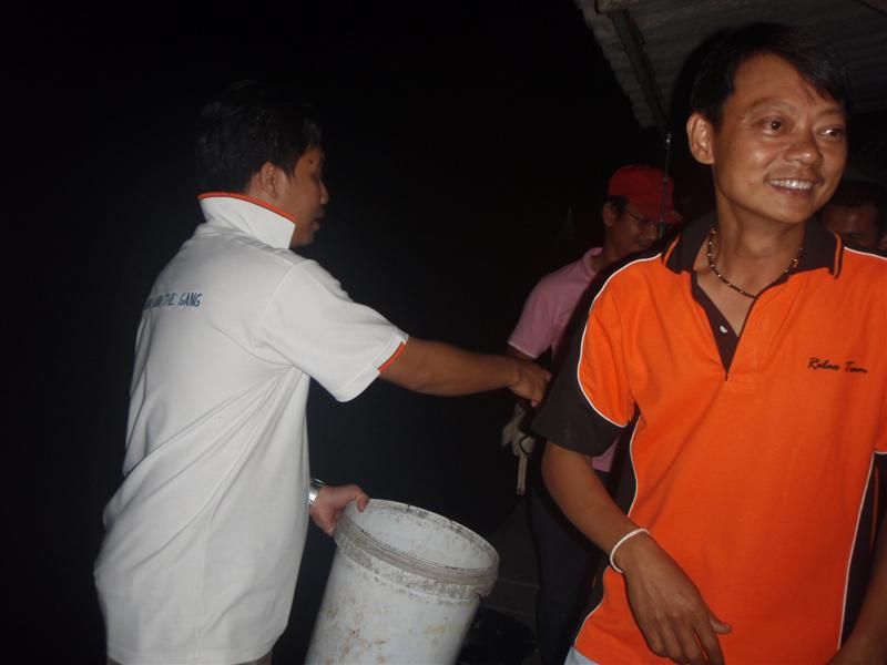 คนมอบรางวัลก็ต้องน้านกเหงานี่เลย...ตัวเองก็มีสิทธ์ลุ้นรางวัลเหมือนกัน..อย่าจับของตัวเองได้นะ... :gri