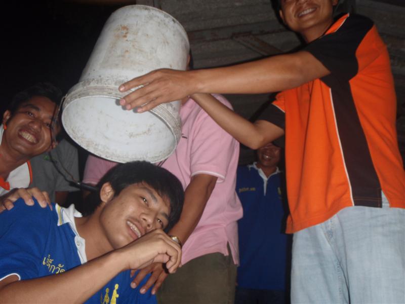 เตรียมรับมอบรางวัลซะดีๆ...ก้มหัวลงมา... :grin: