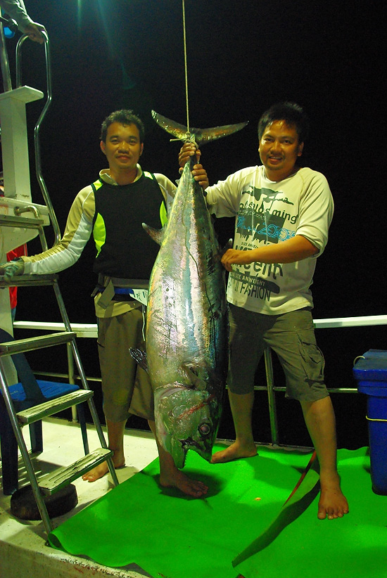  [b]คู่หูคู่พิชิต Dogtooth Tuna ตัวนี้ พี่สมเกียรติกับพี่สมพร แต่ไม่ใช่น้องสมชายนะ[/b]