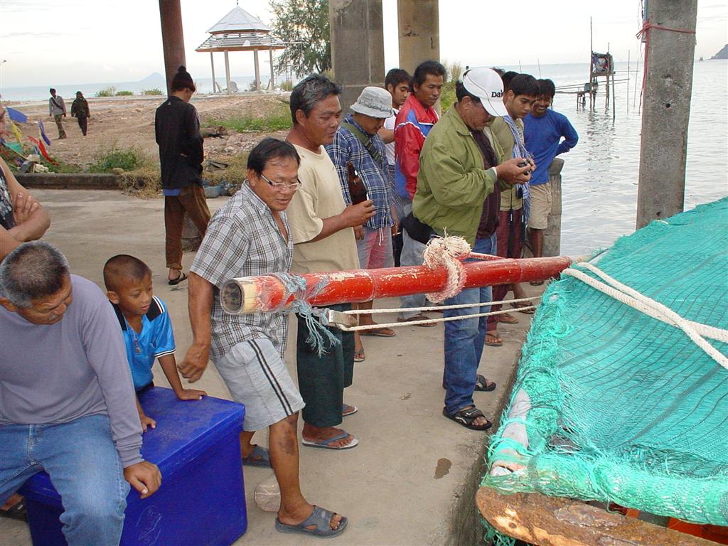 คนมาดูที่สะพานตอนเรือเข้าเทียบท่าครับ เท่ห์เลยพวกเรา