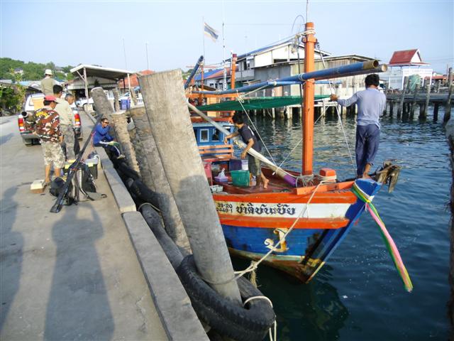 รอเรือได้สักพัก..เรือชาติชนะชัยของไต๋ก้านก็เข้ามาเทียบท่าคับ :grin: