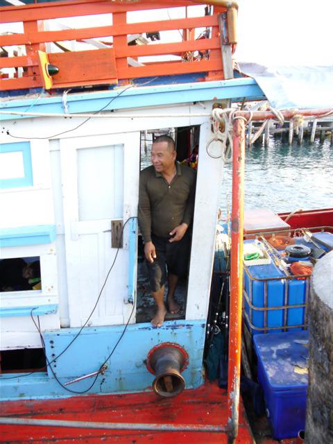 ผู้คุมพังงาเรือลำนี้ไม่ใช่ใครคับ...ไต๋เรืองนี่เอง :laughing: :laughing: