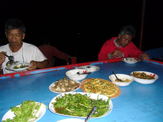 กับข้าวมื้อแรกก็ถูกเชิญมาคับ :umh: :umh: