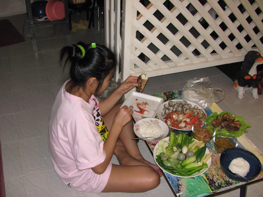 ดูมัน......แล้วจะเหลือไหมเนี้ย...

ตั้งหน้าตั้งตาเลย... :sick: :sick: :sick:

 :cheer: :cheer: :