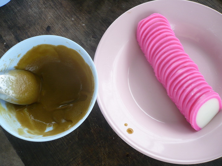 ระหว่างรอน้ำซุป ก็เอาปลาอัดมาจิ้มวาซาบิกินเล่นๆก่อน ...อร่อยใช้ได้ :umh: