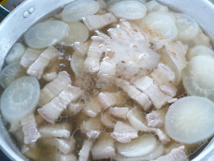 ใส่หัวไชเท้า หมูสามชั้น ผงปรุงรส โมจิ และเส้นหลังสุด :umh:

 [q]ตามชมครับน่าสนุกจริงๆอยู่ที่เกาะไห