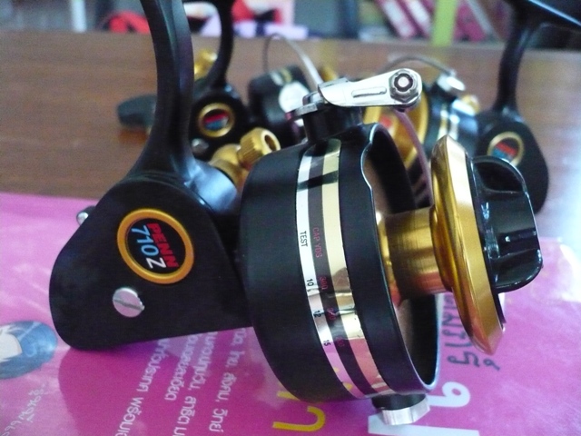 ตัวนี้เป็น PENN SPINFISHER 710 ในรุ่นต่อมาครับ
ตัวเฟรมรอกเป็นสีดำ สปูลสีทอง แขนตุ๊กตาสีทองเช่นเดียว