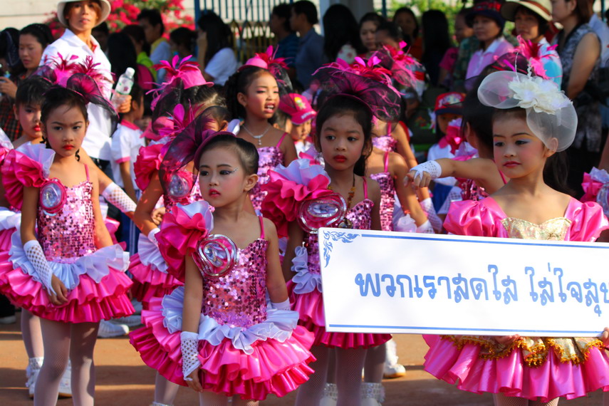 
พวก "เชียร์หลีดเดอร์ สีชมพู"
(นี่เริ่มตั้งแถวแระ...) :smile: :smile: :smile: