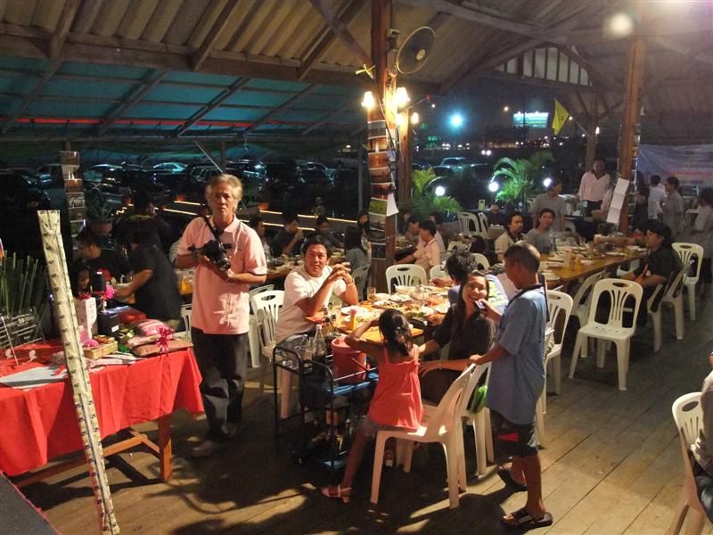ตรงๆไปแล้ว ทางซ้ายบ้างครับ หันไปเห็น น้านวล ก็เก็บภาพบรรยากาศของงานเหมือนกันครับ 
:cheer: :cheer: :