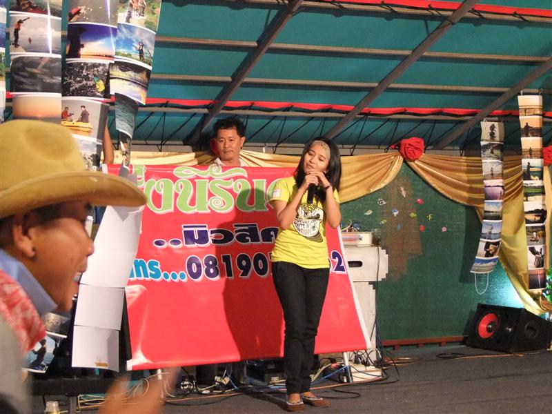 ข้างบนเวที ก็ถึงคิวสาวๆ ออกมาวาดลว