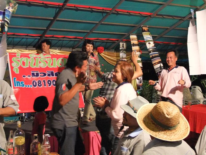 ขึ้นมาแต่ละคน ร้องแต่เพลงมันส์ๆทั้