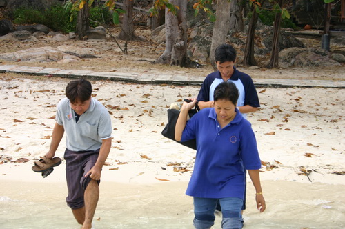 นี่ครับ  3 คนนี่แหละ  ที่จะให้พวกเรา อิ่ม หรือ อด   :laughing: :laughing: :laughing: :laughing: