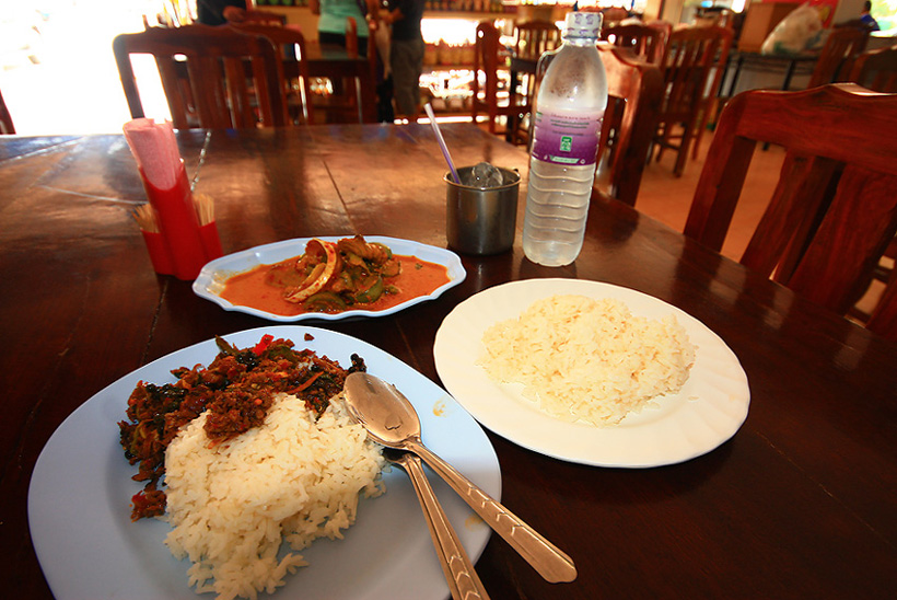 ได้แหล่ะ..........ผัดเผ็ดกบ กับ แกงปลาบึก  กินคนเดียวนะคร้าบบบ  :laughing: :laughing: :laughing: