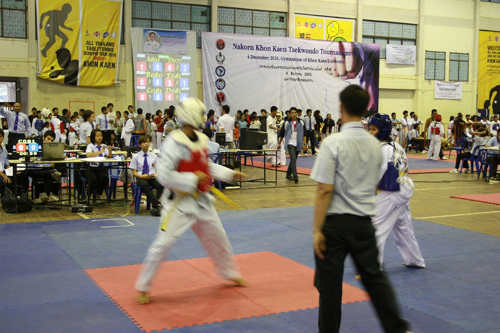 พอลงสนาม พ่อมือไม้อ่อนไปหมด   




คนละไซส์เลยล่ะหนู